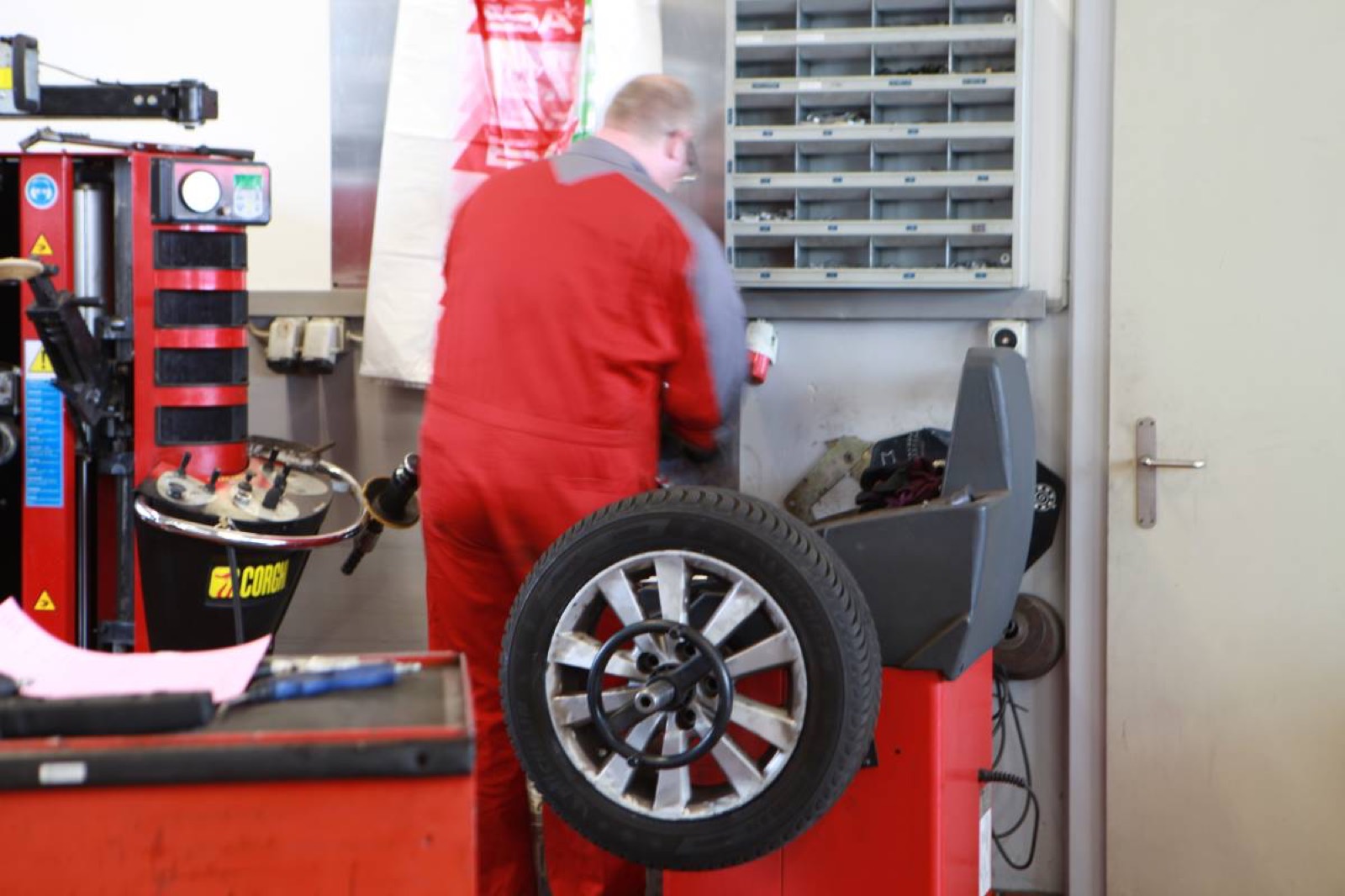 Mitarbeiter der Autocenter K. Flury AG bei der Arbeit in der Werkstatt